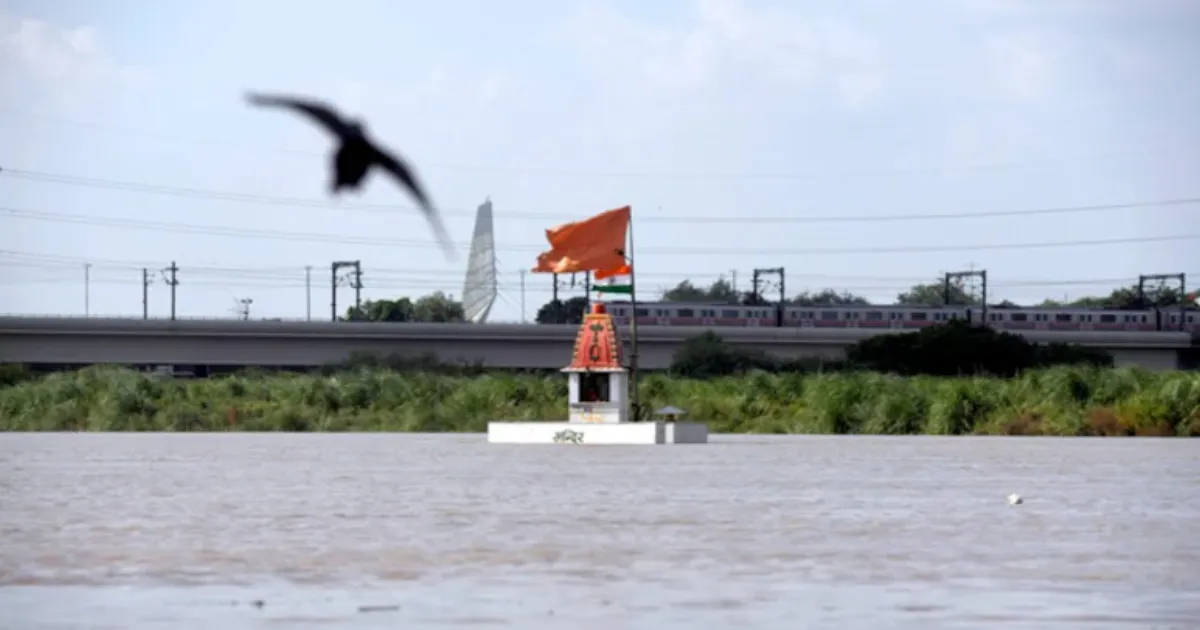yamuna-river-breaches-danger-mark-delhi-on-high-alert