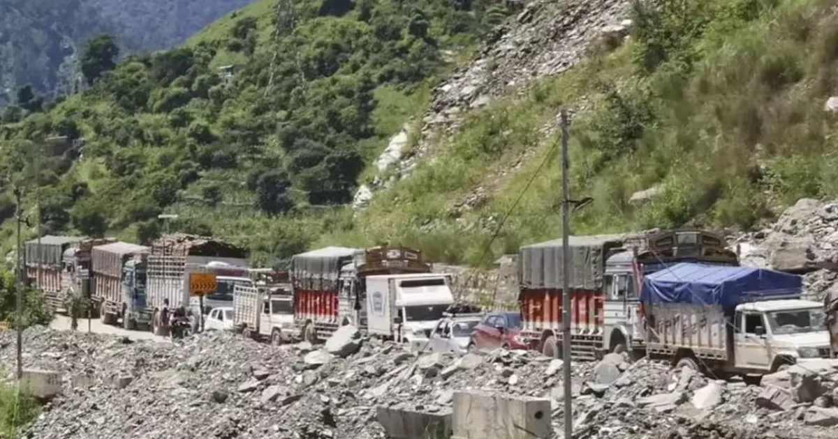 Massive 50-km Traffic Jam Paralyzes Chandigarh-Kullu Highway