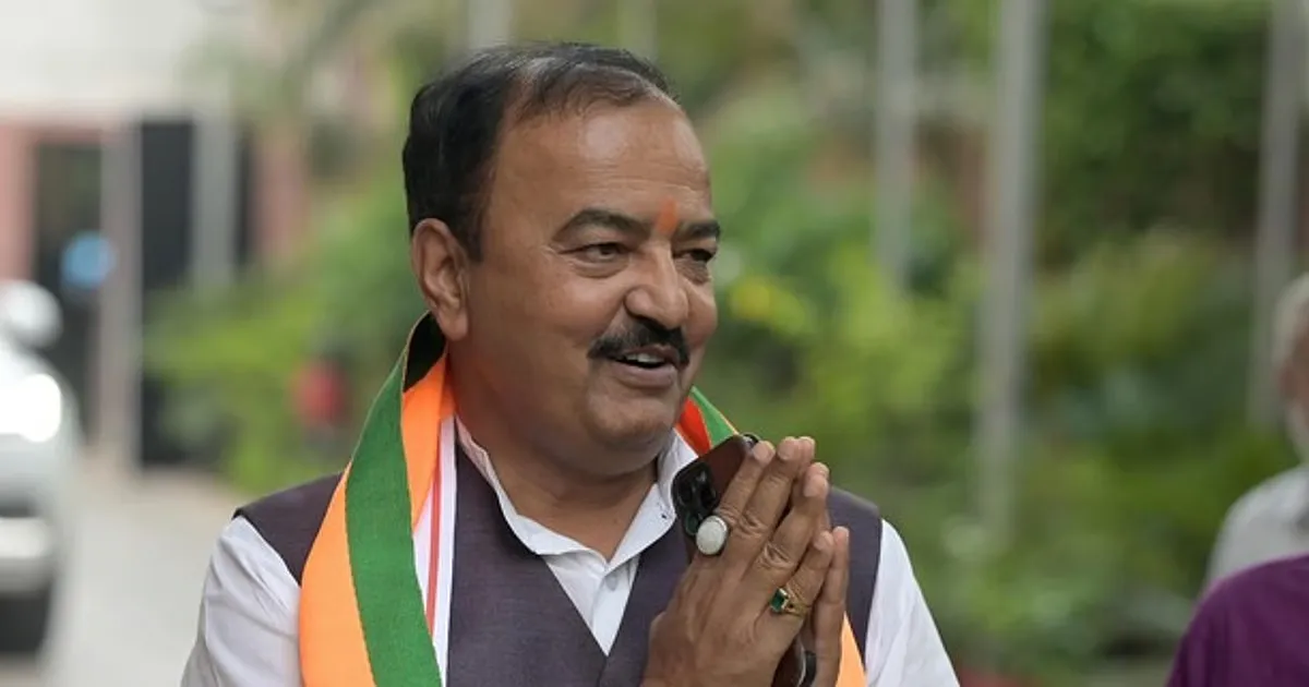 up-deputy-cm-takes-dig-at-gandhi-family