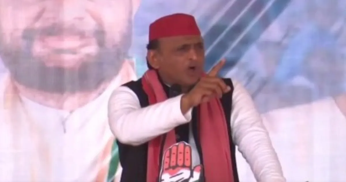Akhilesh Mocks RSS, Backs Tejashwi in Bihar