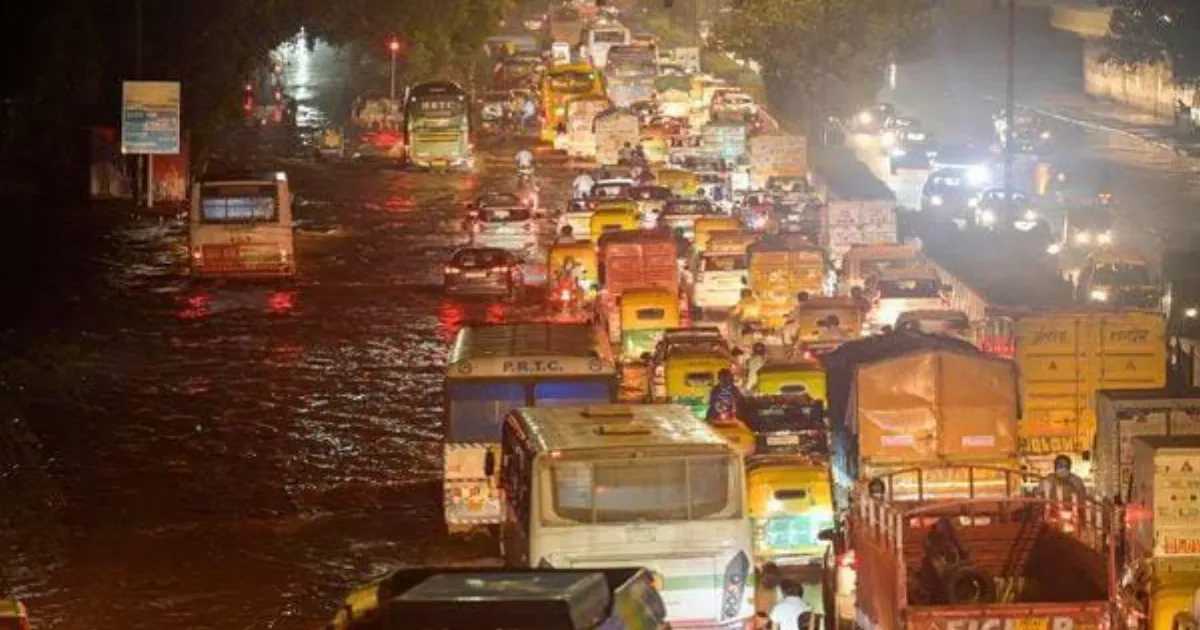 Yamuna Overflow and Waterlogging Trigger Traffic Diversions Across Delhi
