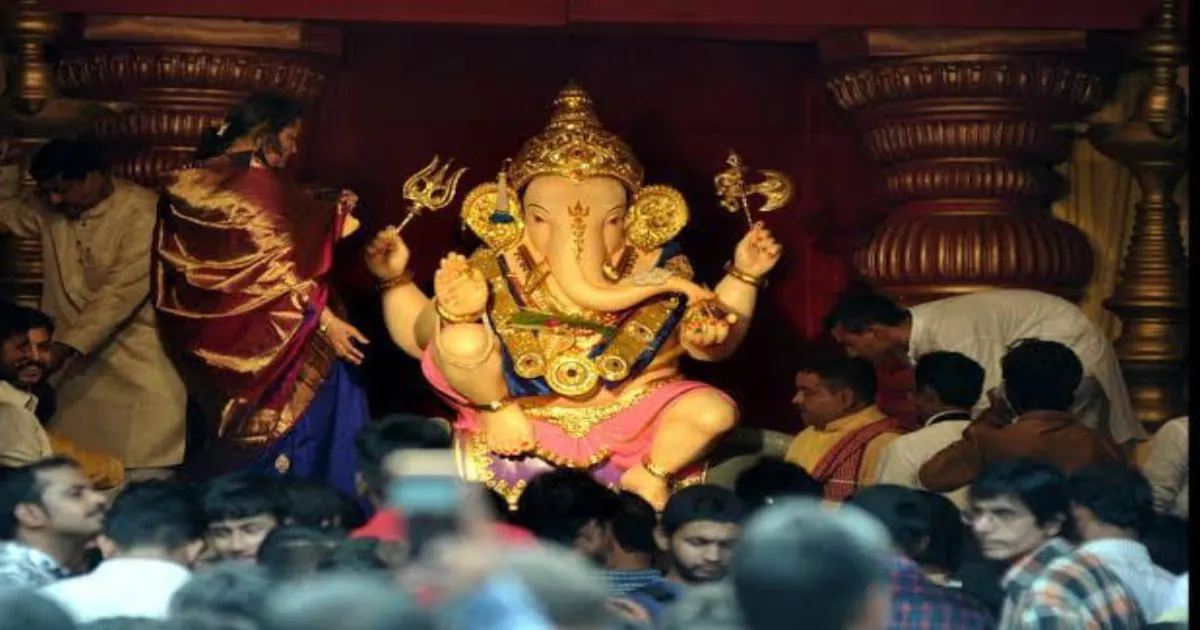 Pune’s Ganesh Visarjan Begins with Majestic Kasba Ganpati Procession