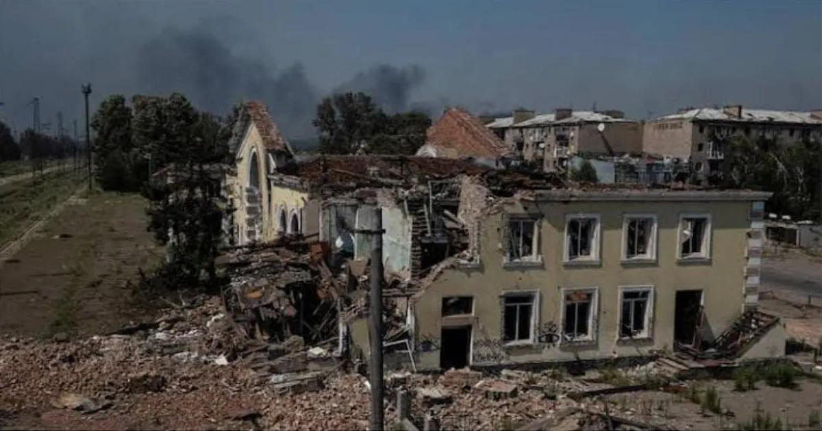 Ukraine’s Donetsk Cities Crumble as Russian Forces Close In