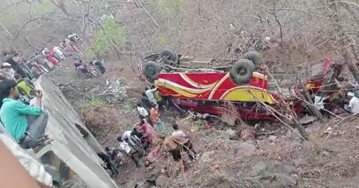 Deadly Bus Crash in MP Kills Labourer and Injures Dozens After Reckless Driving