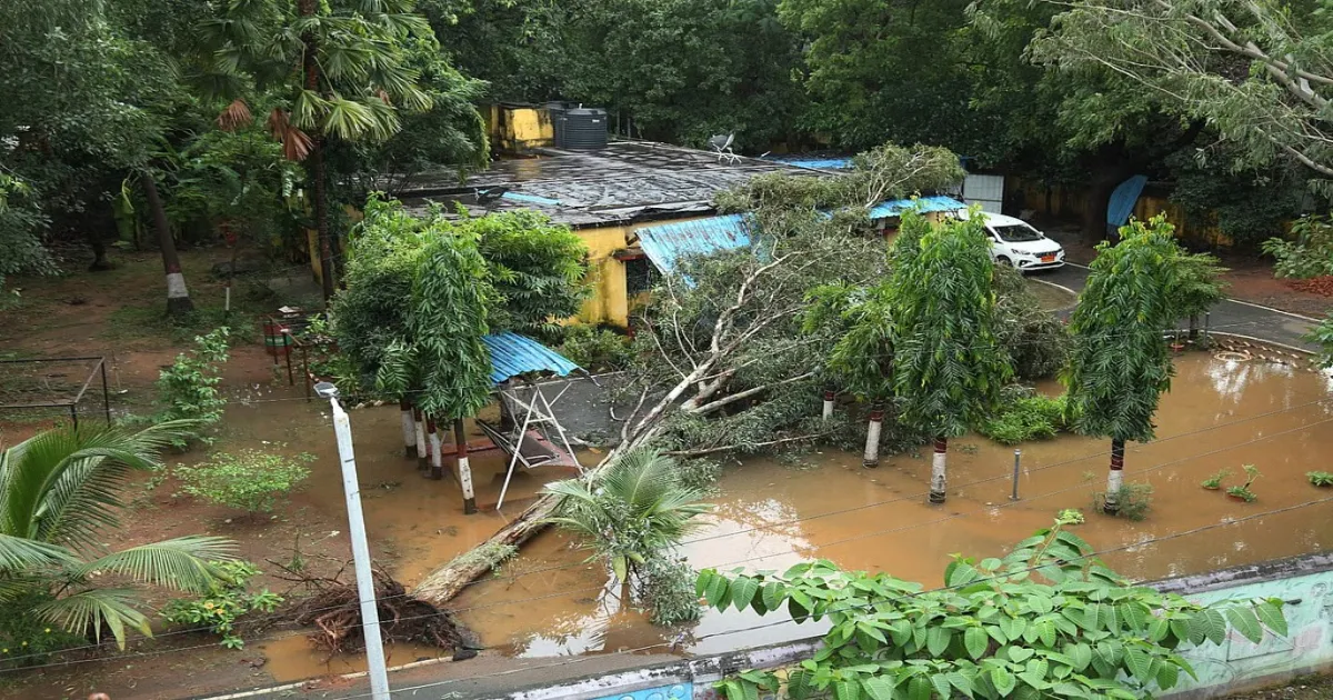 cyclone-montha-110-kmph-rage-hours-away-26500-evacuat