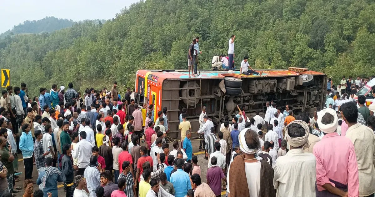 #BreakingNews: Pilgrim Bus Overturns Near Barwani, Leaving One Dead and Dozens Injured