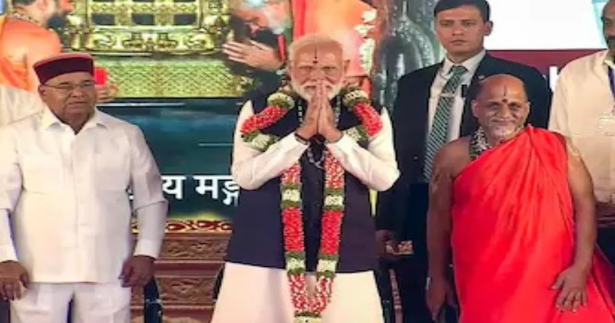 pm-modi-pays-homage-to-kanakadasa-at-udupi-before-leadi
