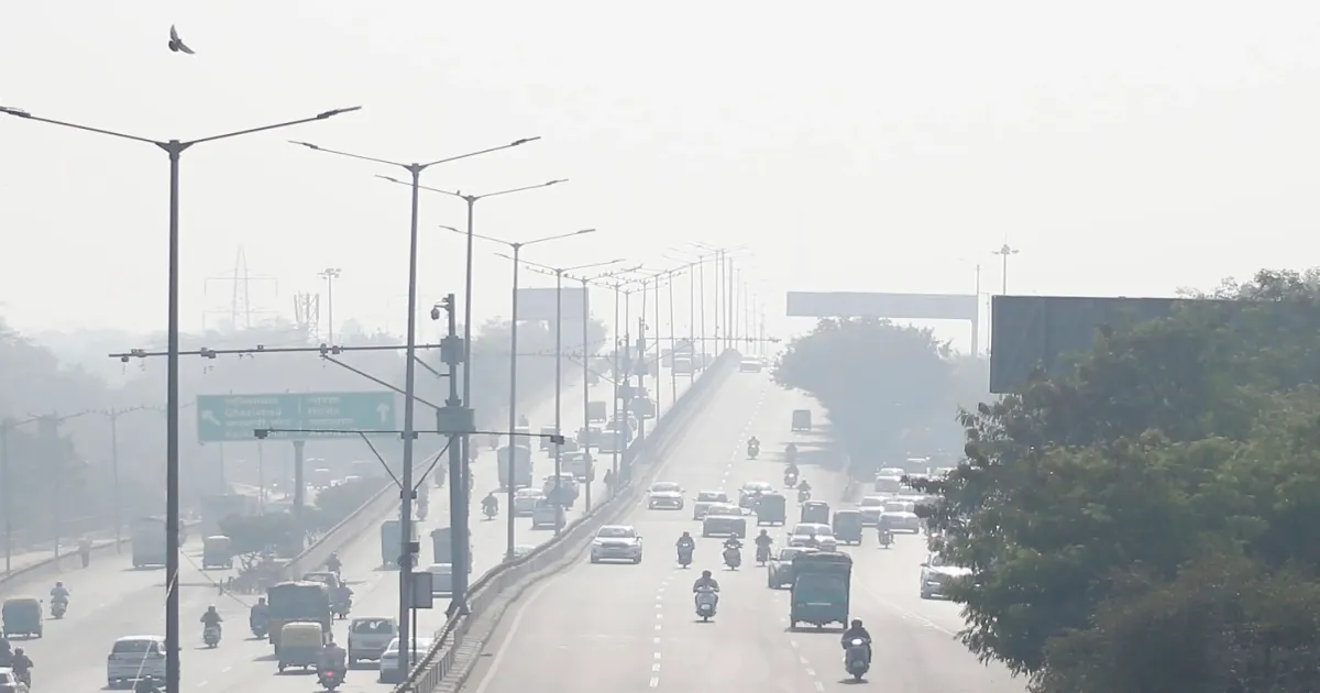 Delhi Chokes as Air Quality Remains 'Poor' for Third Day; AQI Hits 285