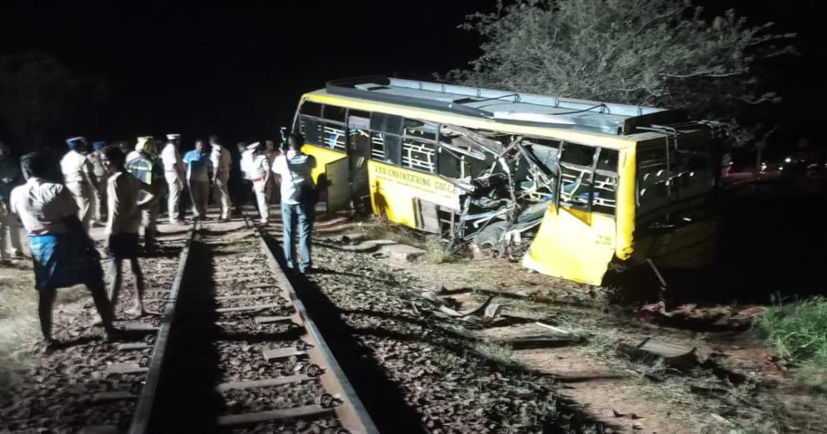 Karur: 24 Students Injured After Private Goods Train Hits College Bus Near Velliyanai
