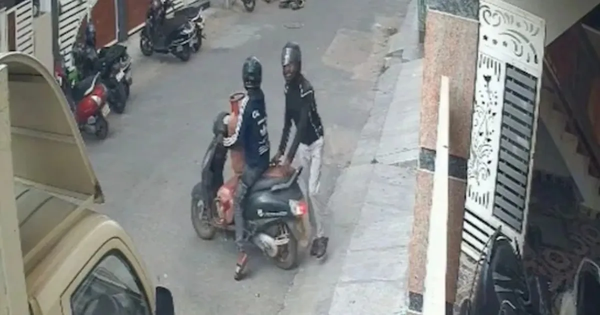 Two Men Steal Gas Cylinders in Bengaluru, Video goes Viral 