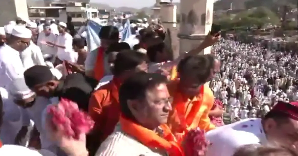 Jaipur Video Shows Hindus Showering Flowers On Muslims During Eid