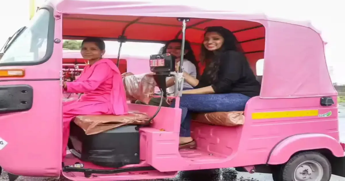 UP Government Distributes Over 1,000 E-Rickshaws to Women in Five Districts