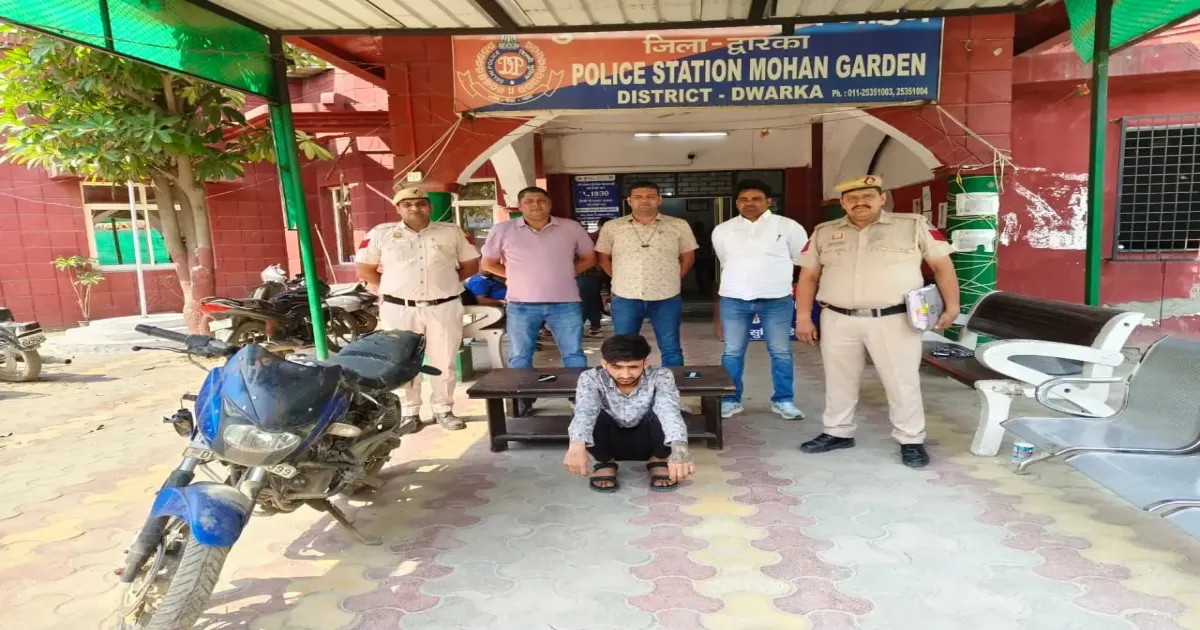 Delhi Police Arrest Repeat Offender In Dwarka, Recover Knives And Stolen Motorcycle