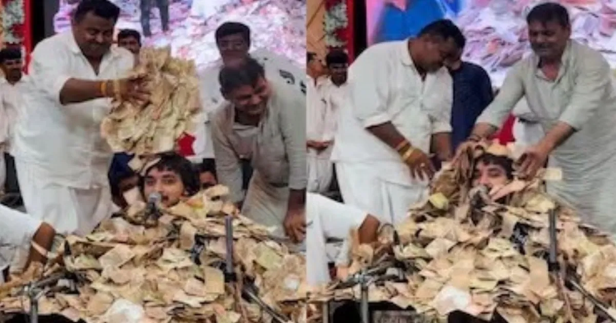 Gujarati Folk Singer Continues Performing as Devotees Shower Lakhs During Live Event