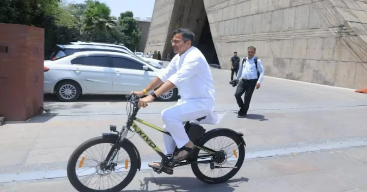 Bihar Leaders Adopt Walking, Cycling And E-Rickshaws On No Vehicle Day