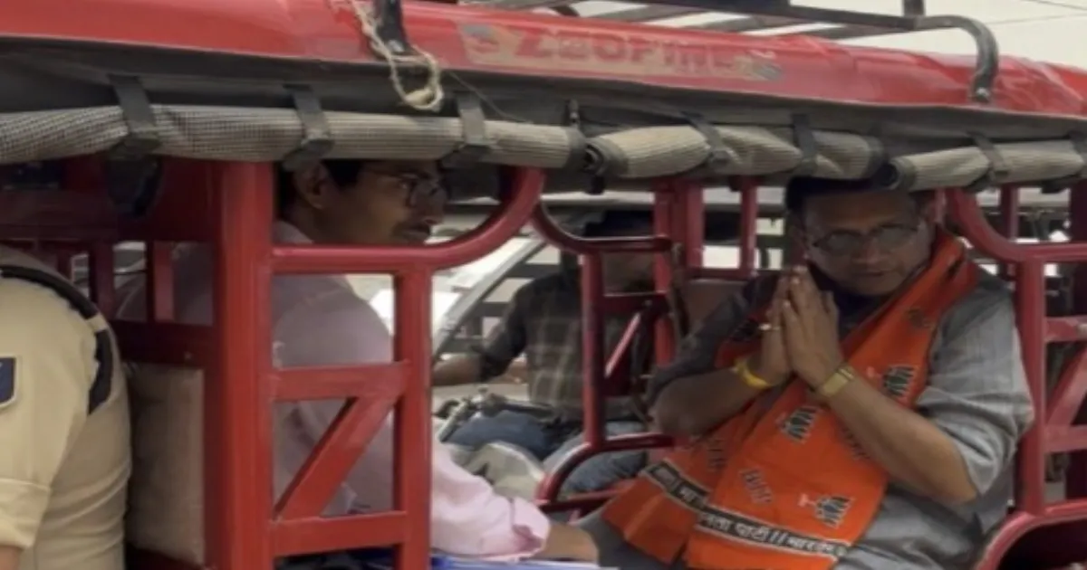 Bihar Minister Arrives In E-Rickshaw Backing PM Fuel Conservation Appeal