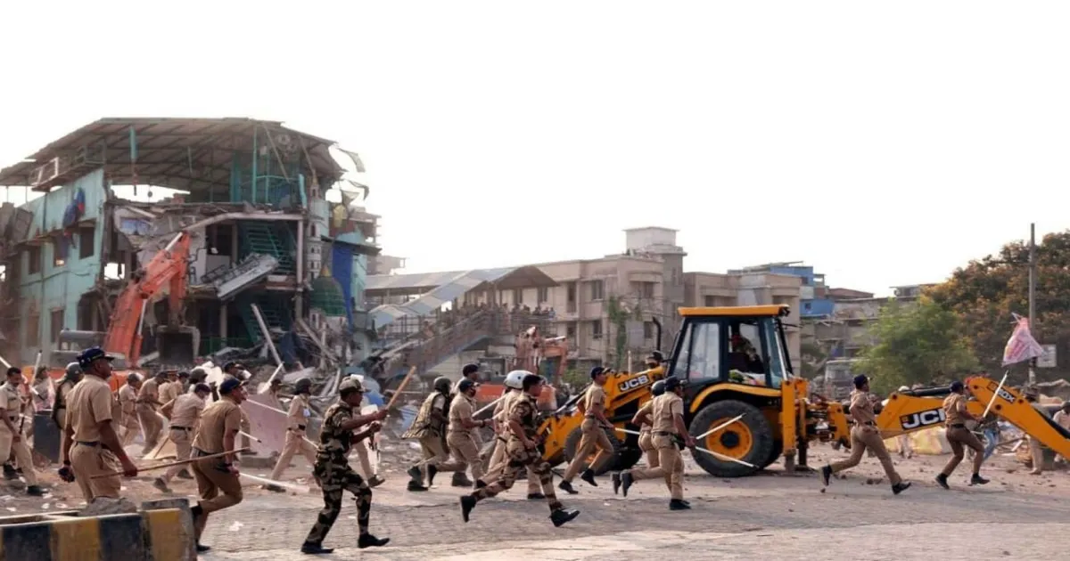 Police Injured as Anti-Encroachment Drive Turns Violent in Mumbai’s Bandra East