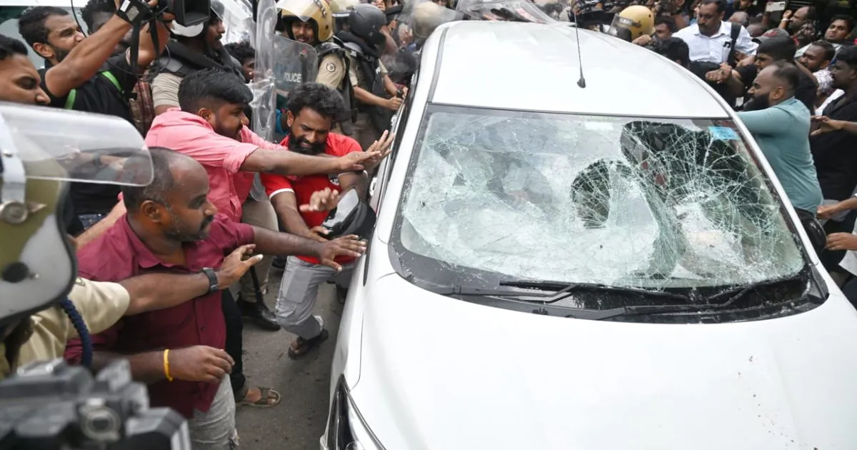 #JUSTIN: Violence Breaks Out Outside Pinarayi Vijayan’s Home After ED Officials Leave
