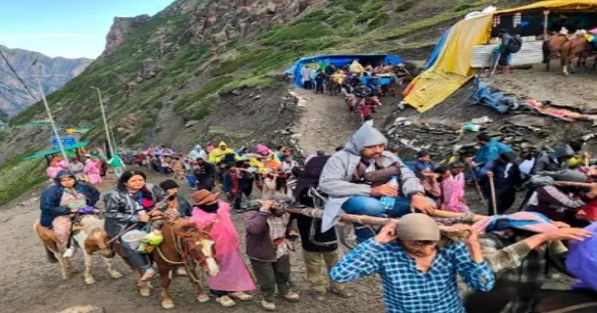 Record 8,800 Pilgrims Depart Jammu for Amarnath Yatra in Biggest Batch Yet