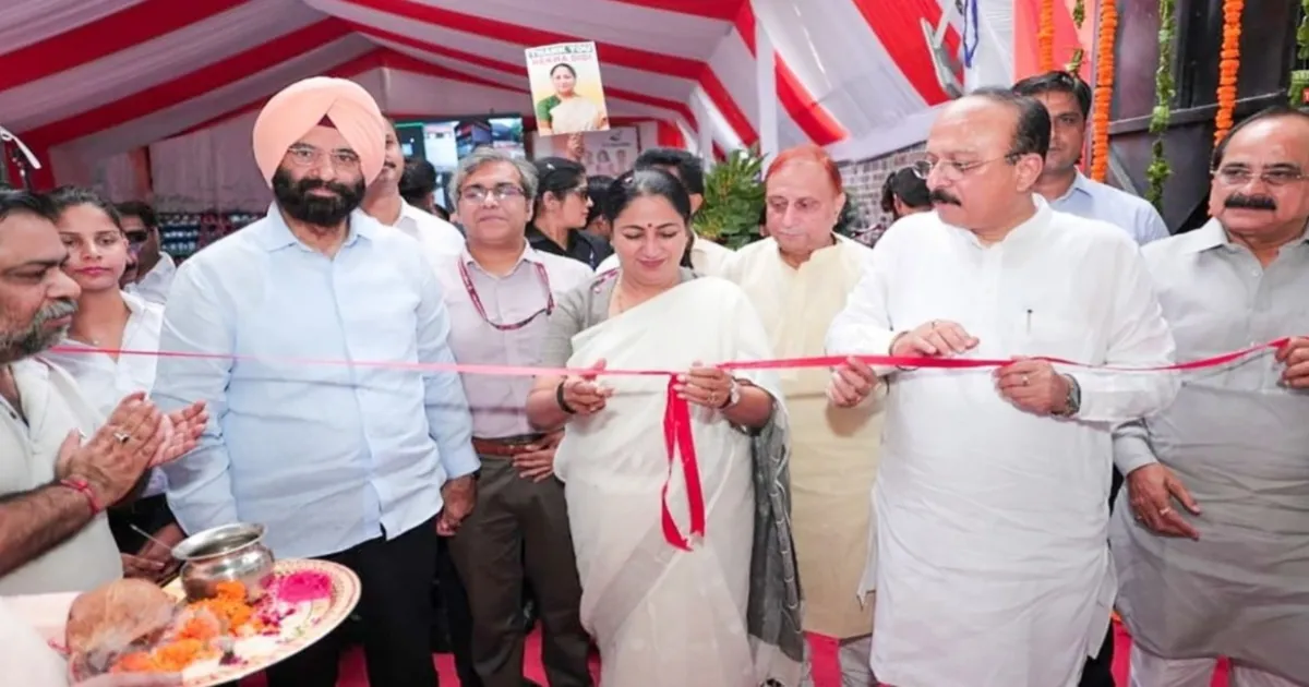 Rekha Gupta Launches 917 Modern Waste Collection Vehicles Across Delhi