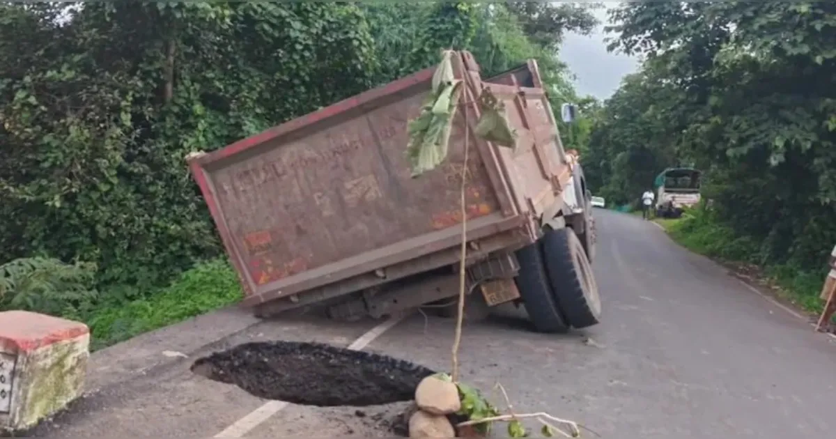 Maharashtra’s Rs 18 Crore Road Develops Massive Crater Three Months After Construction