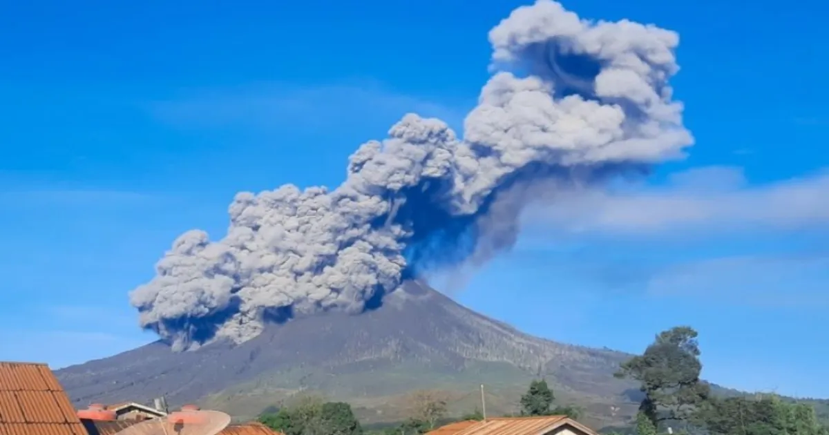 Indonesia’s Mount Sinabung Volcano Erupts, Spewing Dark Ash 3.5 Kilometres Into Sky
