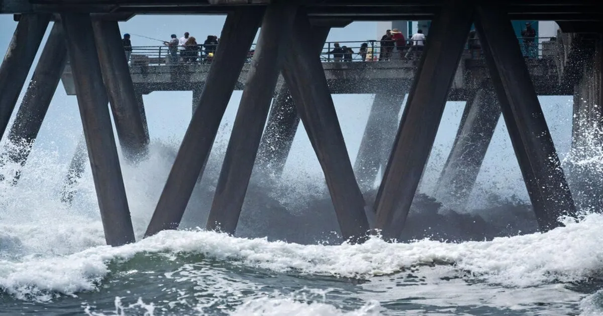 Powerful Gale Winds From Hurricane Lowell Batter Western Hawaiian Island Outposts
