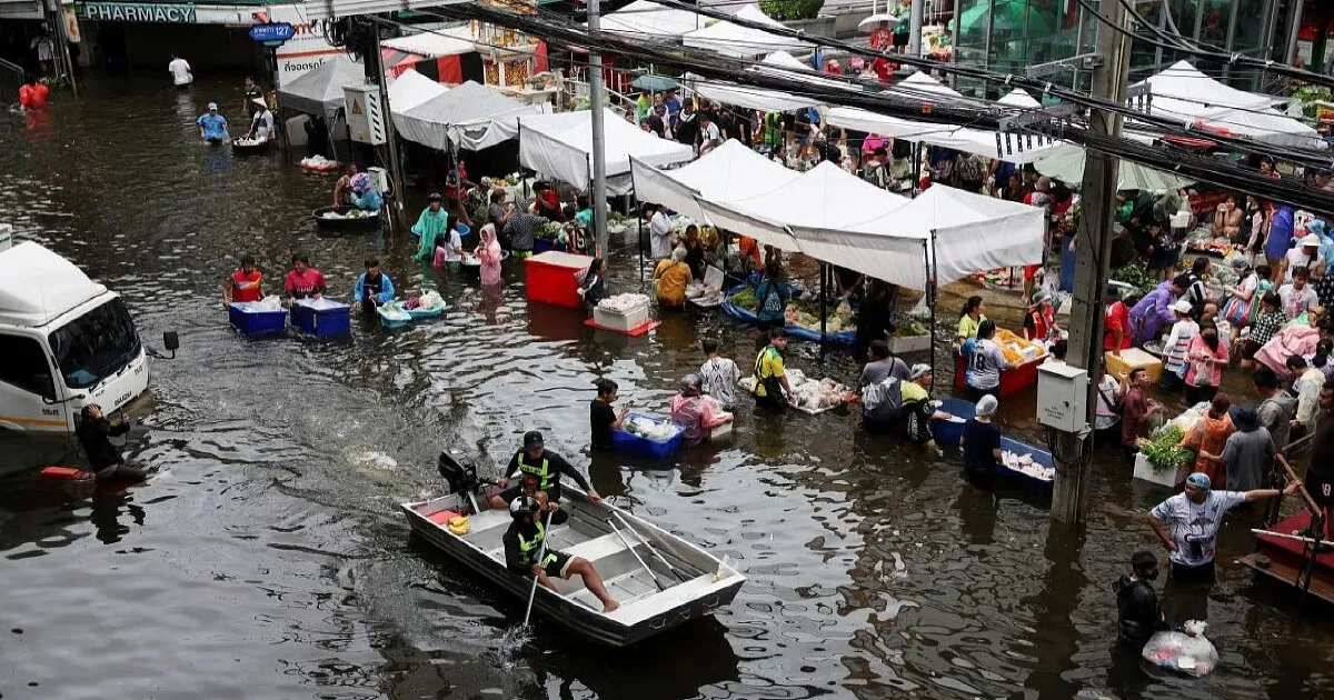 Bangkok Flooding After 320mm Rainfall, Thousands Moved To Evacuation Centres