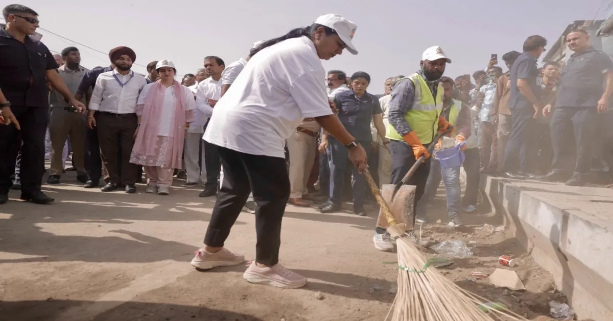 Rekha Gupta Joins Seva Mera Yogdan Cleanliness Drive In Delhi