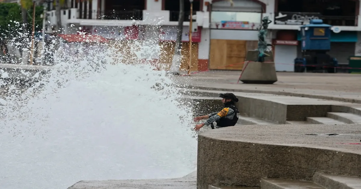 Mexico’s Pacific Coast Faces Destructive Conditions as Hurricane Simon Pounds Resorts and Towns