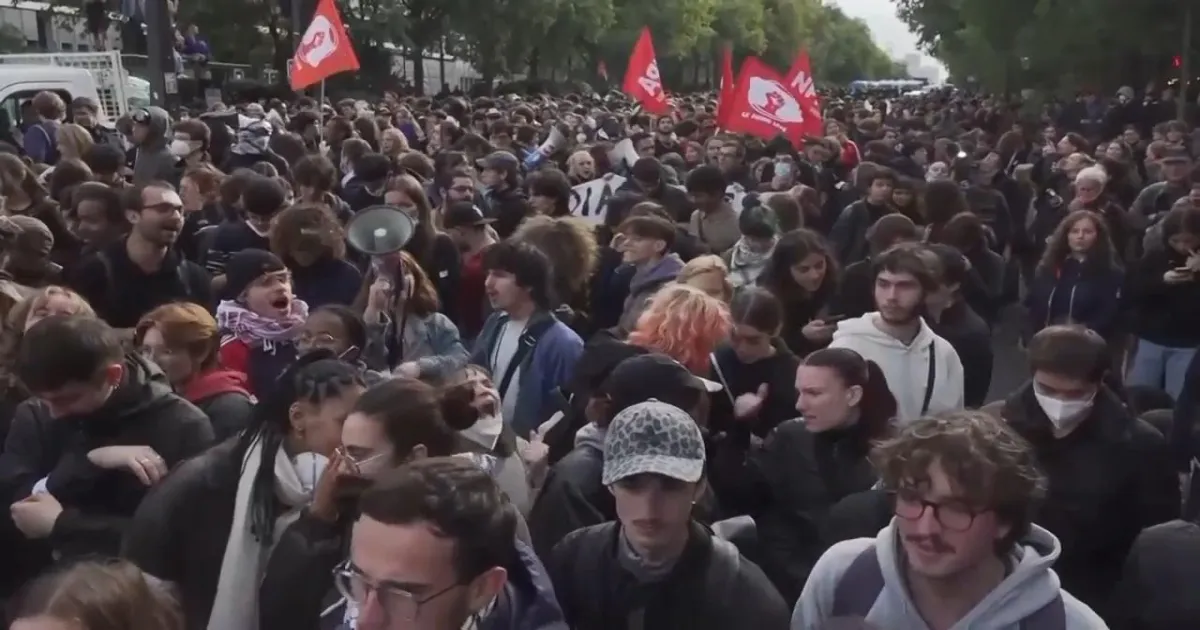 Paris Witnesses Mass Rally After Court Strikes Down Macron’s Restrictions On Public Demonstrations