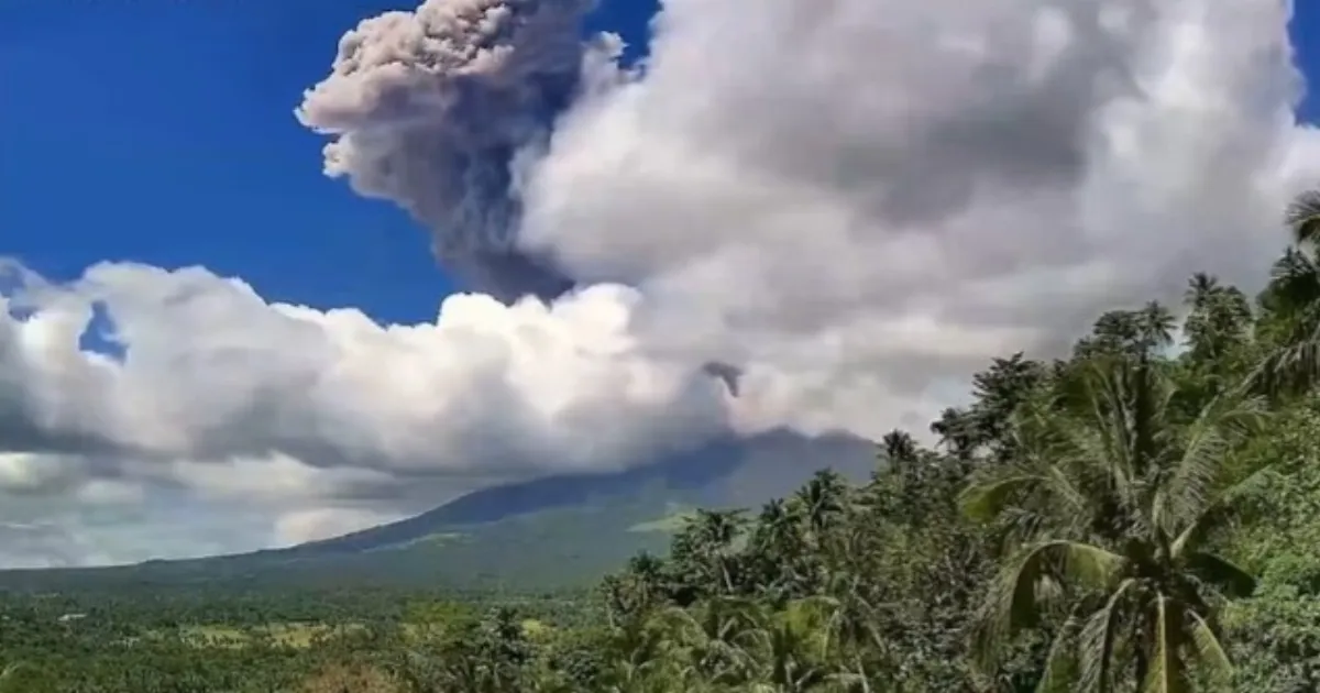 Philippines' Mayon Volcano Erupts, Spews Ash Plumes 3 Km Into The Sky