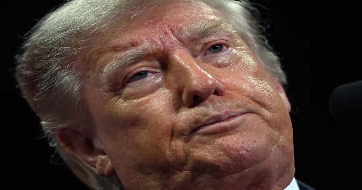 Eye Discomfort Interrupts Trump’s Florida Address, Reviving Public Discussion About His Health