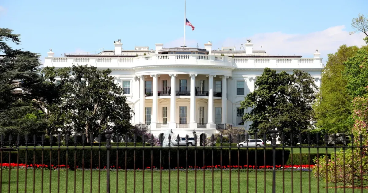 us-secret-service-shoots-armed-man-near-white-house-in
