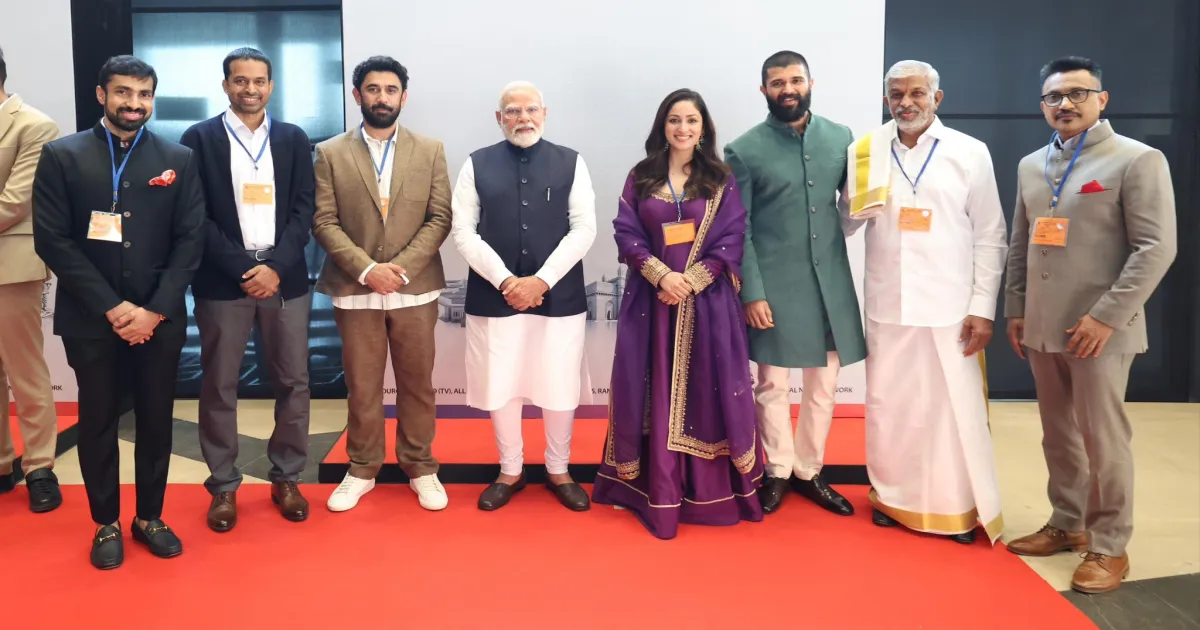 yami-gautam-and-vijay-deverakonda-meet-pm-modi-at-delhi
