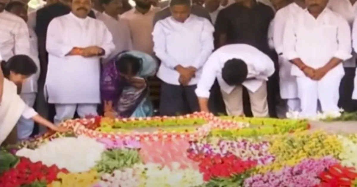 jagan-sharmila-pay-tribute-on-ysr-anniversary