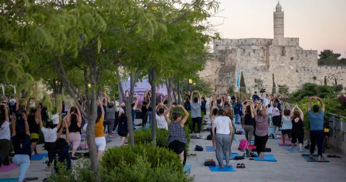 Jerusalem’s Yoga Explosion: Why Hundreds Are Stretching for Peace!